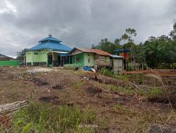 Babinsa Bersama Warga Gotong Royong Bangun Gedung TPA