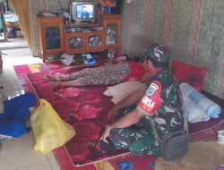 Babinsa Koramil Pahandut Berikan Bantuan Sembako Kepada Warga Tidak Mampu