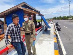 Belum Dibongkar, Anggota Satpol PP Kalteng Kembali Sidak Warung Yang Berdiri Di Sisi Jembatan