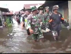 Babinsa Koramil Pahandut Bantu Evakuasi Warga Yang Sakit