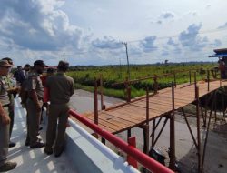 Kembali Berulah, Pemilik Warung di Sisi Jembatan Penda Barania Didatangi Satpol PP Kalteng  Anggota Satpol