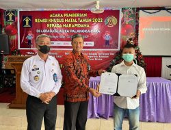 Lapas Palangka Raya Berikan Remisi Khusus Natal Kepada WBP Beragama Katolik dan Kristen
