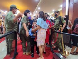 Lakukan Pengamanan Natal Pemprov, Satpol PP Kalteng Berjaga Untuk Arahkan Tamu yang Datang