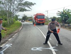 Truk dan Sepeda Motor Adu Kuat, 2 Orang Tergeletak