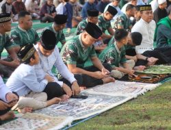 Danyonif R 631/Atg dan Prajurit Sholat Ied di Lapangan Makorem 102/ Pjg
