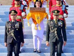 Pembawa Sang Saka Merah Putih Berkibar di IKN