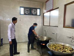 Pengawasan Pengolahan Bahan Makanan Oleh Petugas Dapur Lapas Sampit