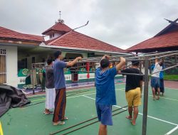 Santri Ponpes At-Taubah Lapas Sampit Bersama Warga Binaan Gotong Royong Pasang Tenda untuk Sholat Jumat