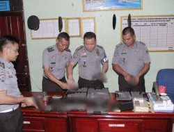 Pastikan Senjata Api dalam Keadaan Baik, Petugas Lapas Sampit Lakukan Perawatan dan Pemeliharaan