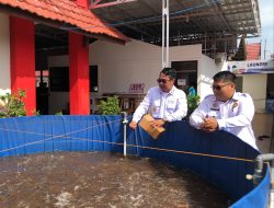 Optimalkan Kegiatan Kerja Bidang Perikanan, Kalapas Kontrol Kolam Ikan