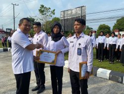 Serahkan Piagam Penghargaan, Kakanwil Tekankan Disiplin dan Pengembangan Kompetensi Pegawai