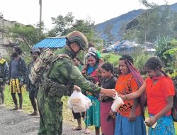 Satgas Pamtas RI-PNG Mobile Yonif 621/ Manuntung Laksanakan Bakti Sosila