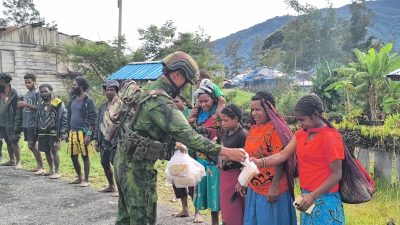 Satgas Pamtas RI-PNG Mobile Yonif 621/ Manuntung Laksanakan Bakti Sosila