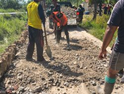 Tingkatkan Badan Jalan Sepanjang 1,2 Km Oleh Satgas TMMD dan WargaT