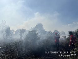 Cegah Perluasan Api, Tim Gabungan Kerahkan Water Cannon dan Pompa untuk Padamkan Karhutla Kumai